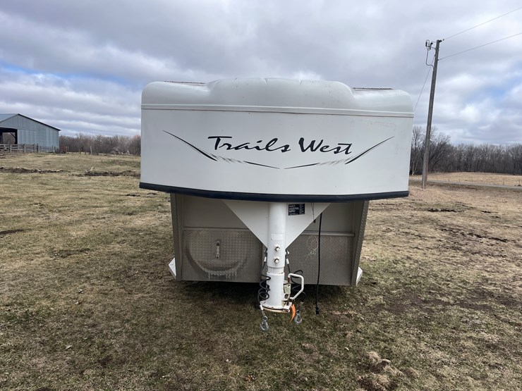 #292-•-2005-trails-west-classic-horse-trailer-(has-mn-title-in-delay)(scandia,-mn)-image-8