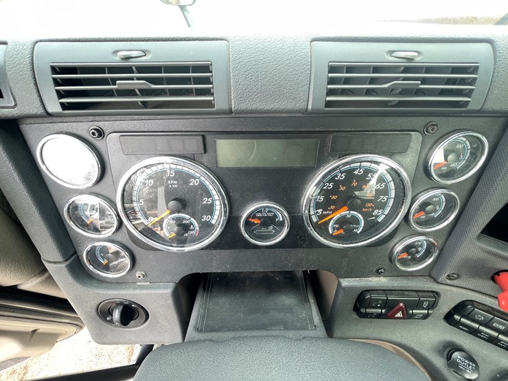 #232-•-2016-freightliner-truck-tractor-(has-wi-title)-(mora,-mn)-image-31