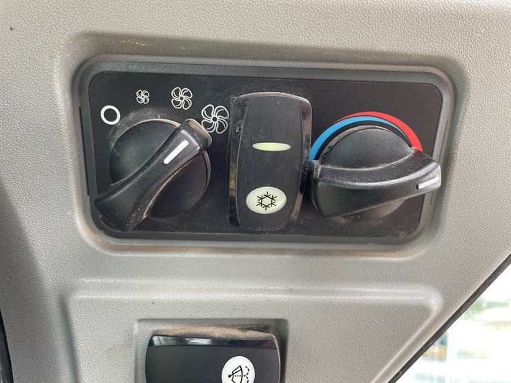 2015-caterpillar-279d-image-40