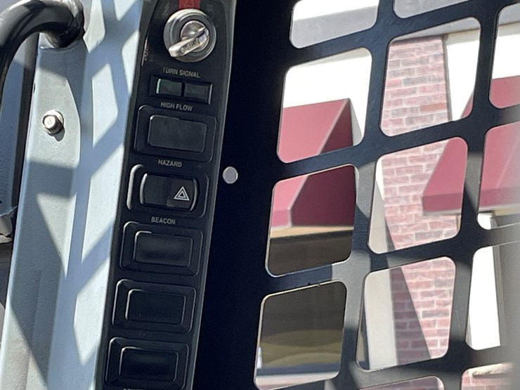 new-holland-l170-image-28