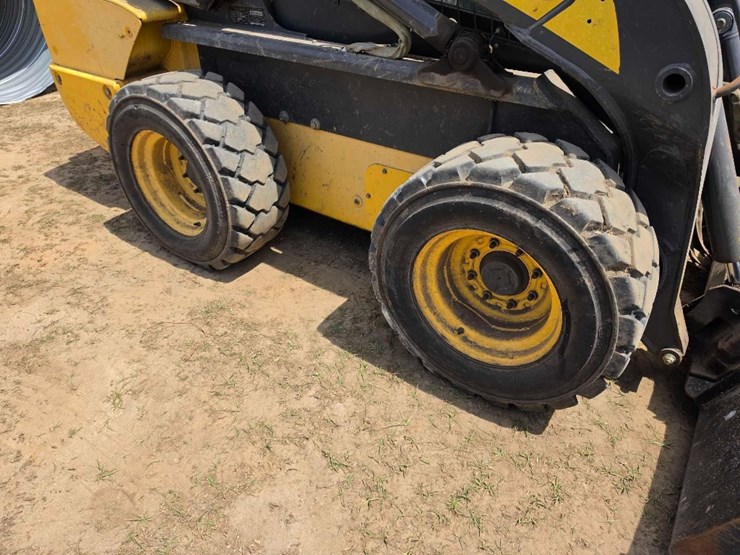 2012-new-holland-225-image-7