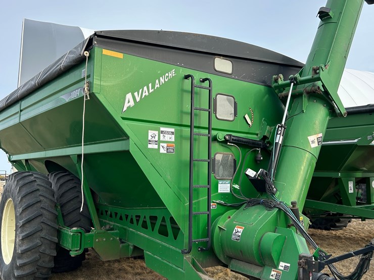 seller-#37.--brent-avalanche-grain-cart,-1084,-3-large-sight-glasses,-roll-tarp,-traction-dual-tires,-nice-later-model-grain-cart,-plus-other-options-image-2