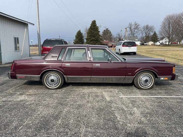 1989-lincoln-town-car-image-2