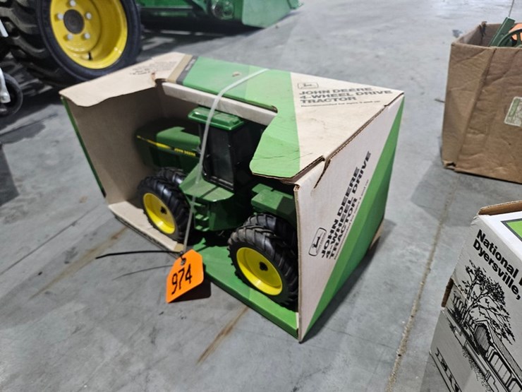 #974-•-john-deere-8760-1/16-scale-die-cast-4wd-tractor-image-7