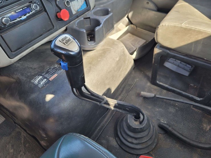 2009-international-tractor-truck-image-24