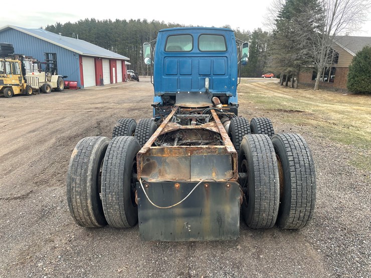 #242-•-2000-sterling-truck-tractor-(has-mn-title)-(mora,-mn)-image-4