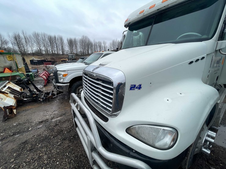 #238-•-2007-freightliner-semi-tractor-(title-in-delay)-(denmark,-wi)-image-8