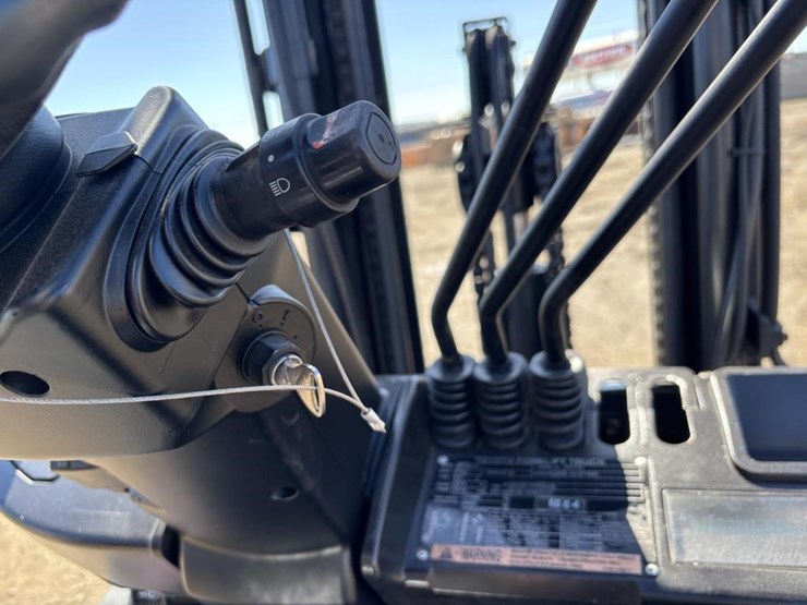 2017-toyota-8fgu30-image-21