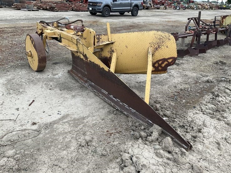 custom-1-way-pull-v-ditcher-image-4