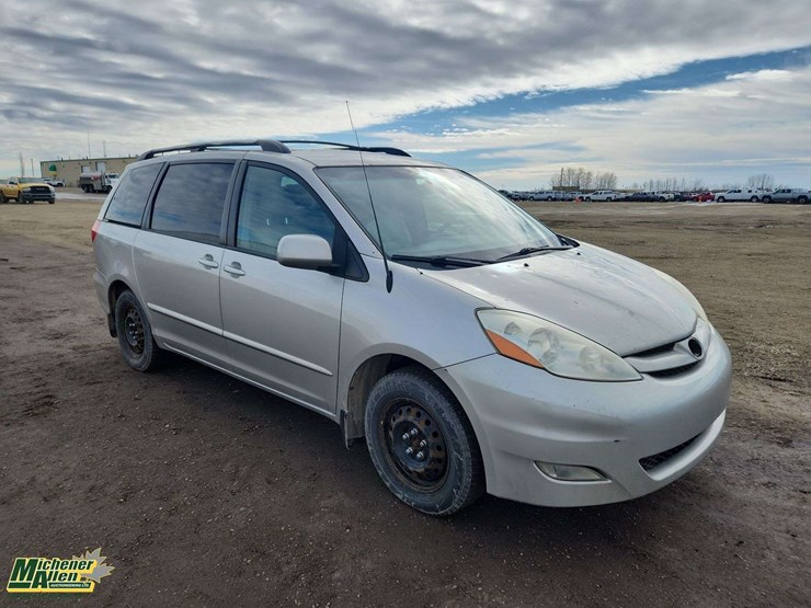 2007-toyota-sienna-le-image-2