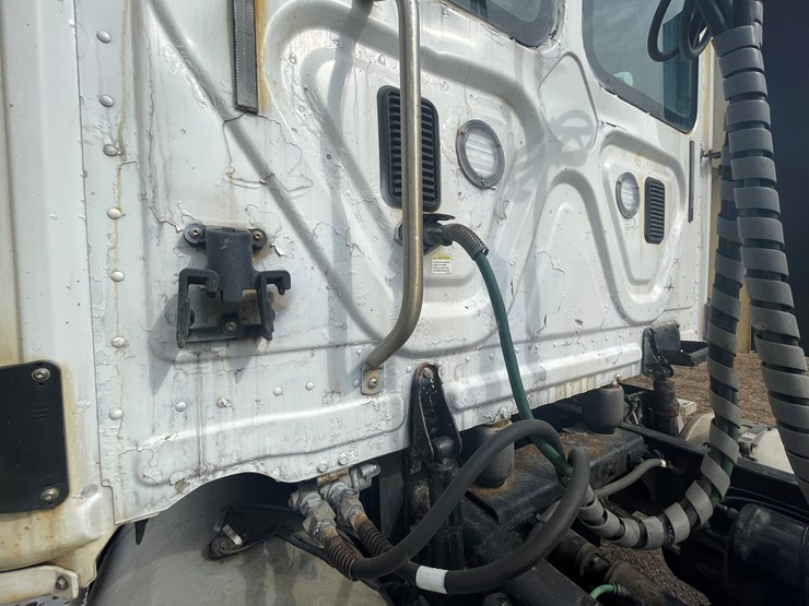 #232-•-2016-freightliner-truck-tractor-(has-wi-title)-(mora,-mn)-image-19