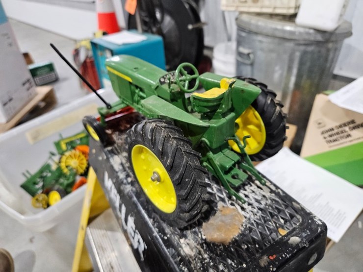 #993-•-john-deere-1/16-die-cast-toy-tractor-image-3