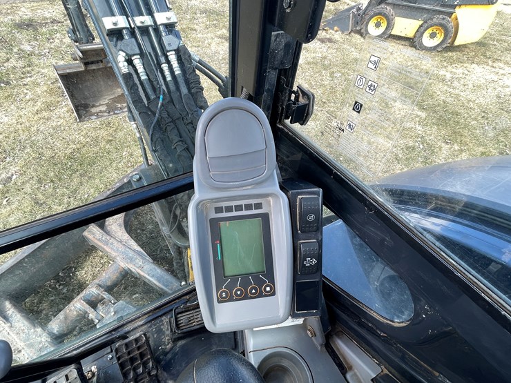 2020-deere-60g-image-47