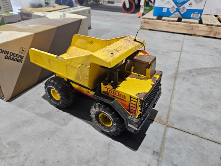 #972-•-tonka-toy-metal-dump-truck-image-5