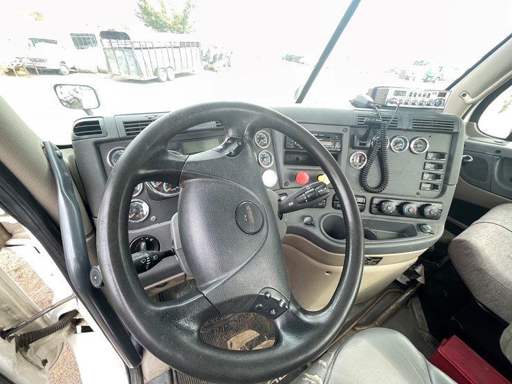 #232-•-2016-freightliner-truck-tractor-(has-wi-title)-(mora,-mn)-image-30