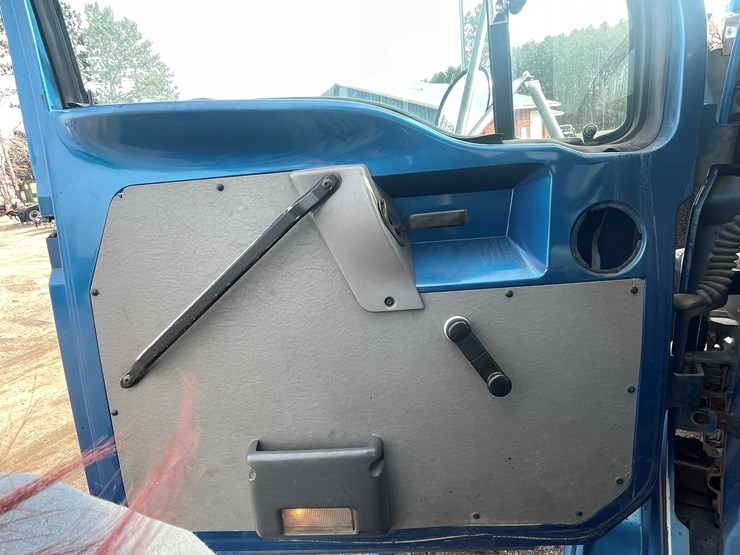 #242-•-2000-sterling-truck-tractor-(has-mn-title)-(mora,-mn)-image-63