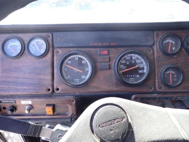 2001-freightliner-fld112-image-12