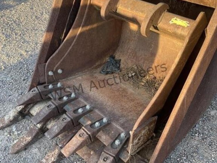 30in-&-24in-excavator-buckets-image-5