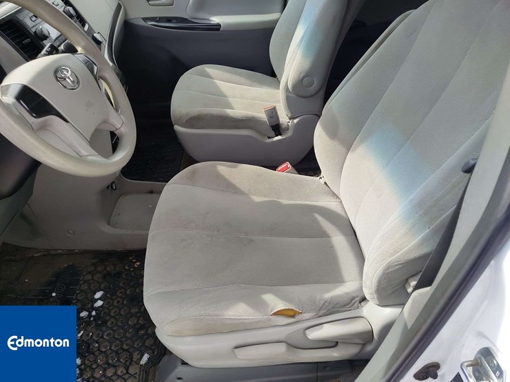 2013-toyota-sienna-image-10