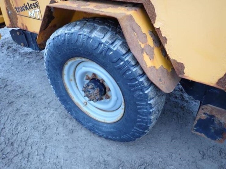 2004-trackless-rmt5t-series-v-4x4-sidewalk-tractor-image-45