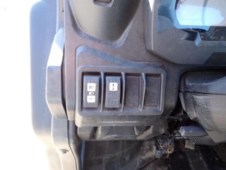 2021-can-am-defender-limited-hd10-4x4-side-by-side-image-16