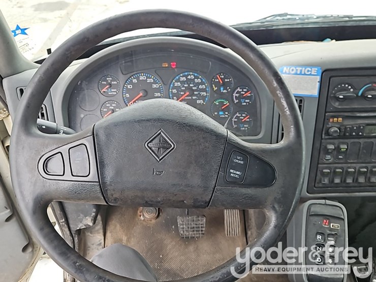 2004-international-7400-image-39