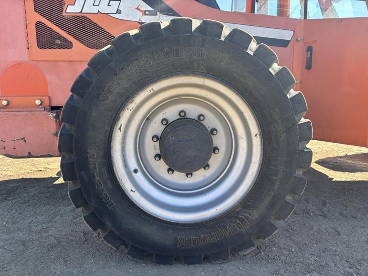 2014-jlg-8042-image-21