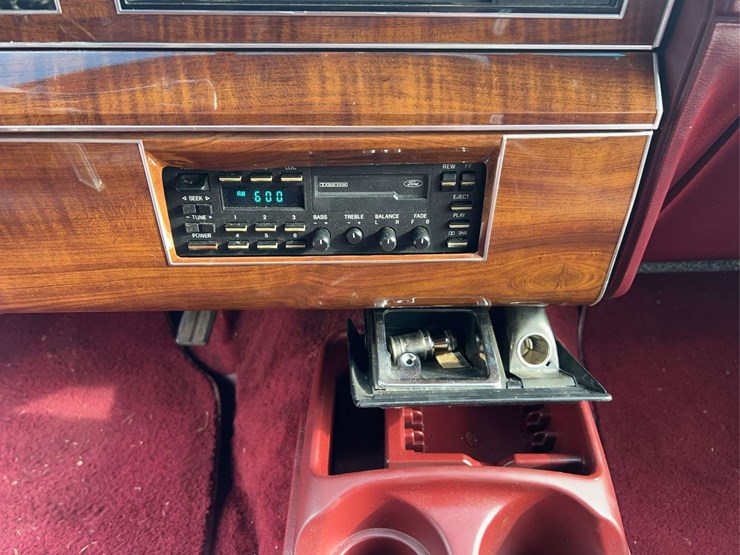 1989-lincoln-town-car-image-58