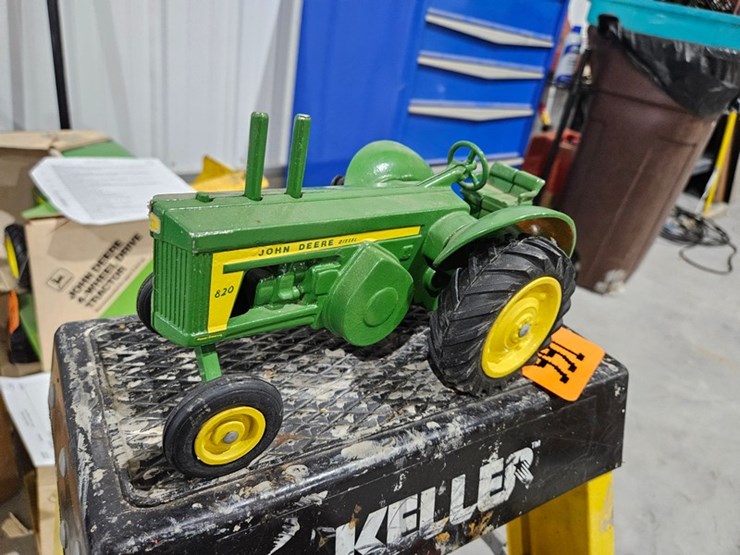 #991-•-john-deere-820-1/16-die-cast-toy-tractor-image-1