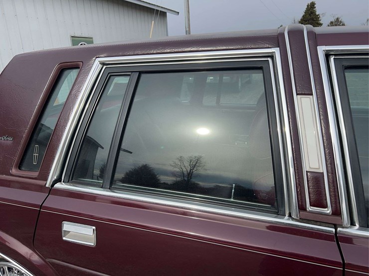 1989-lincoln-town-car-image-38