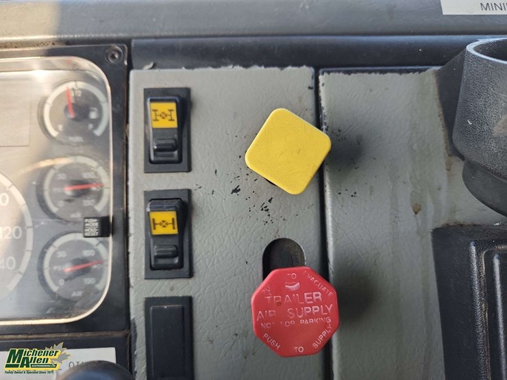 2004-freightliner-fl80-image-14