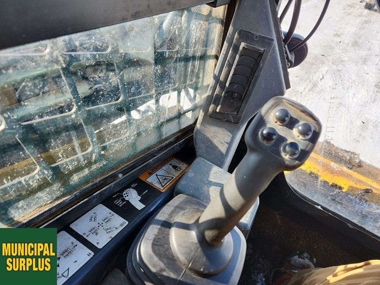 2015-deere-326e-image-17