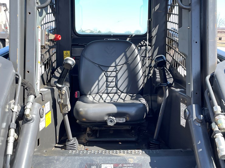 new-holland-l170-image-16