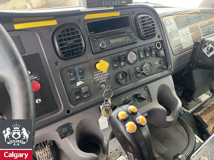 2016-freightliner-m2-106-image-16