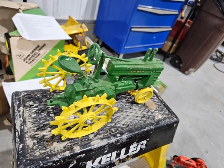 #998-•-john-deere-model-a-1/16-die-cast-toy-tractor-image-4