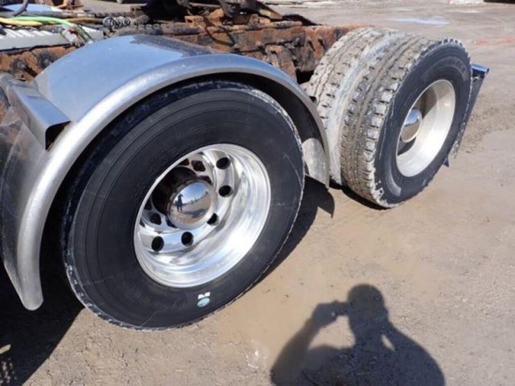 2014-peterbilt-389-image-46