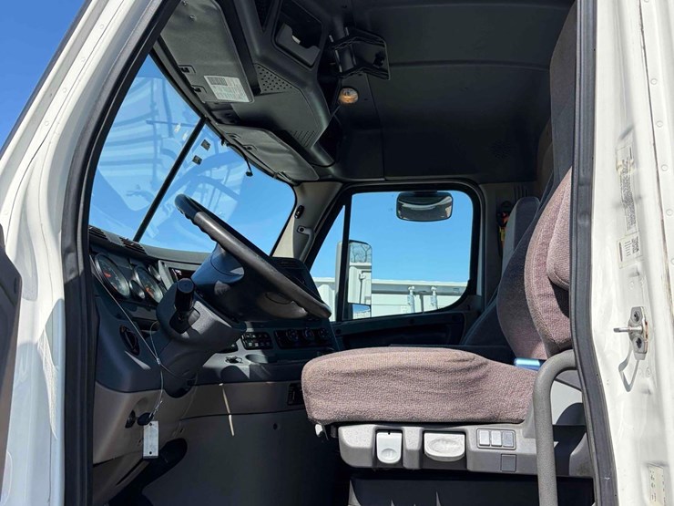 2018-freightliner-cascadia-single-axle-road-tractor-image-11