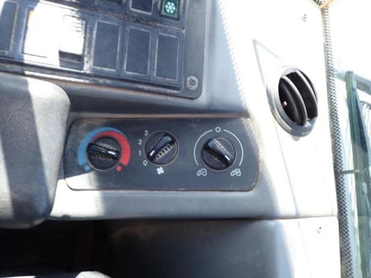 2011-deere-304j-image-16