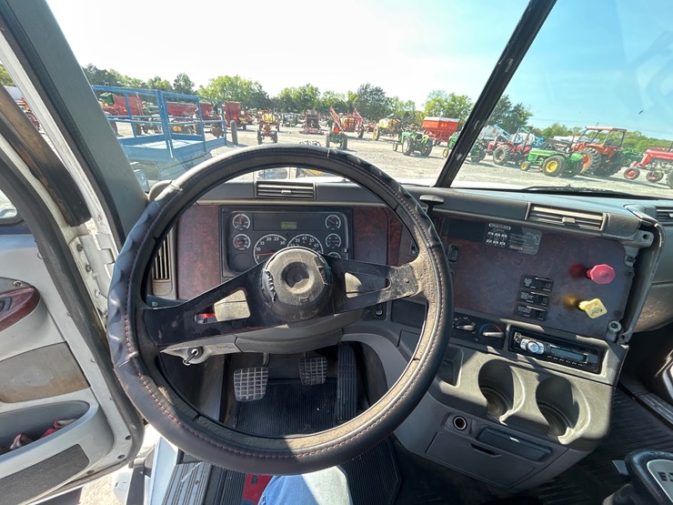 2007-freightliner-columbia-120-image-18