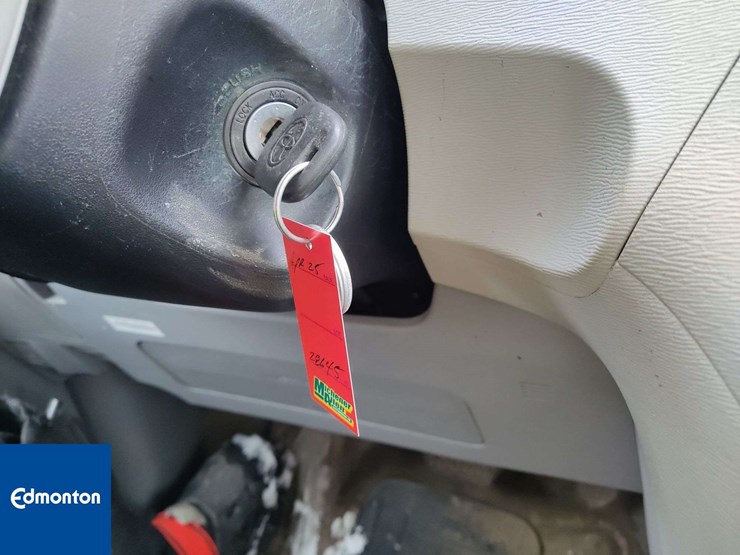 2013-toyota-sienna-image-21