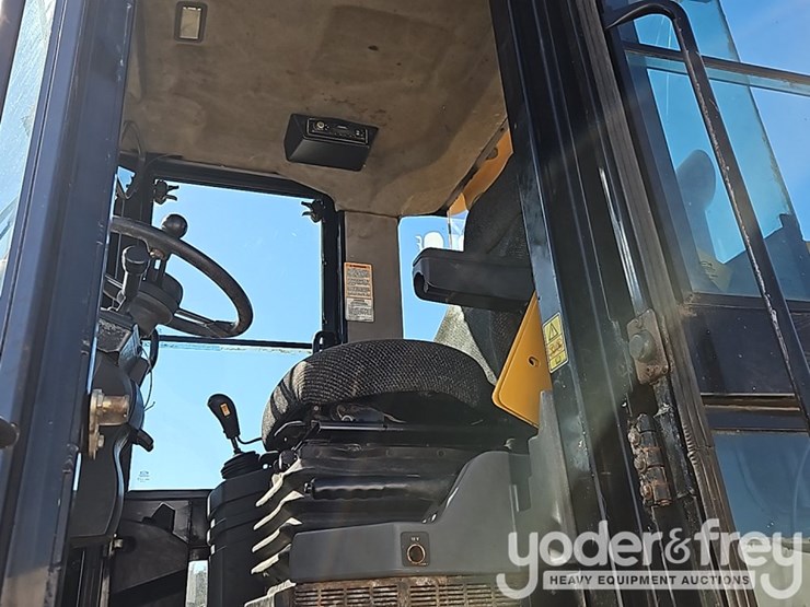 caterpillar-928g-image-22