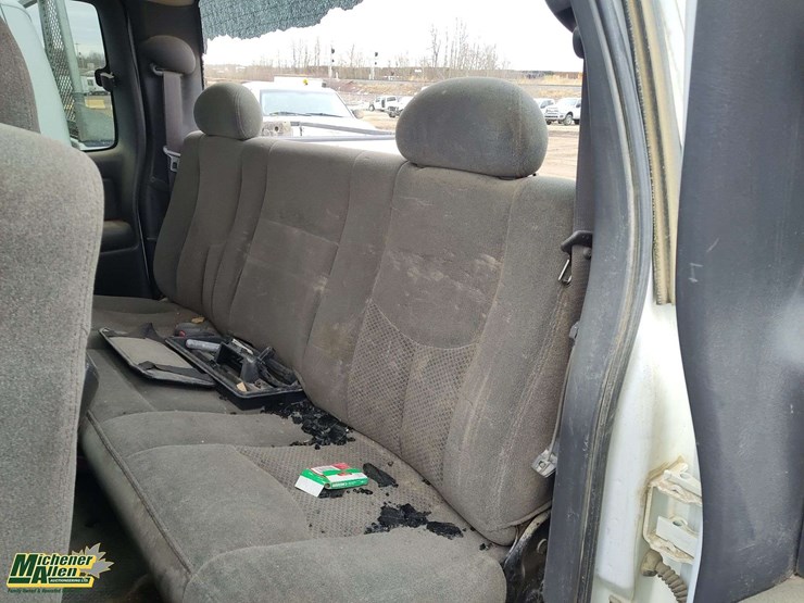 2004-chevrolet-silverado-2500hd-image-17