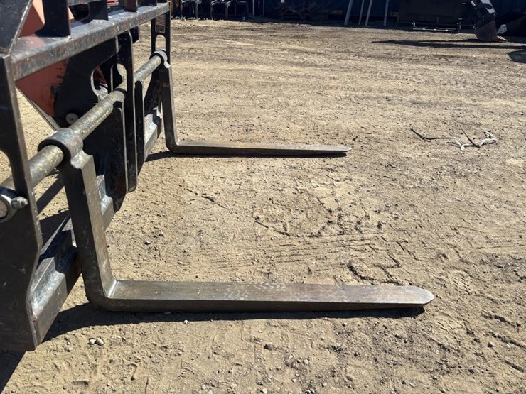 2014-jlg-8042-image-10