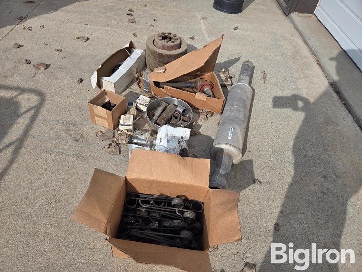 case-ih-antique-tractor-parts-image-1