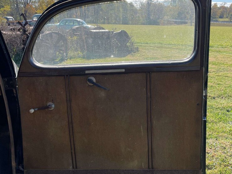1938-ford-two-door-deluxe-sedan---original-car!-image-68