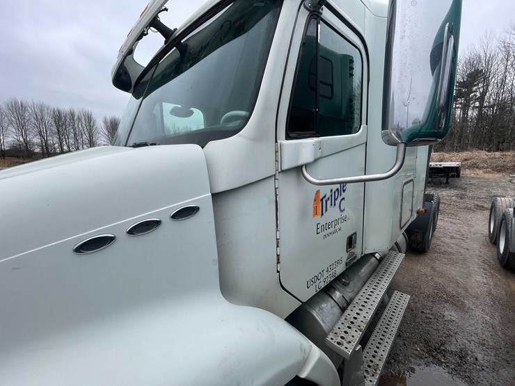 #238-•-2007-freightliner-semi-tractor-(title-in-delay)-(denmark,-wi)-image-12