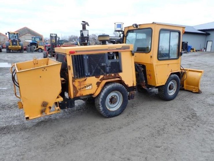 2004-trackless-rmt5t-series-v-4x4-sidewalk-tractor-image-5