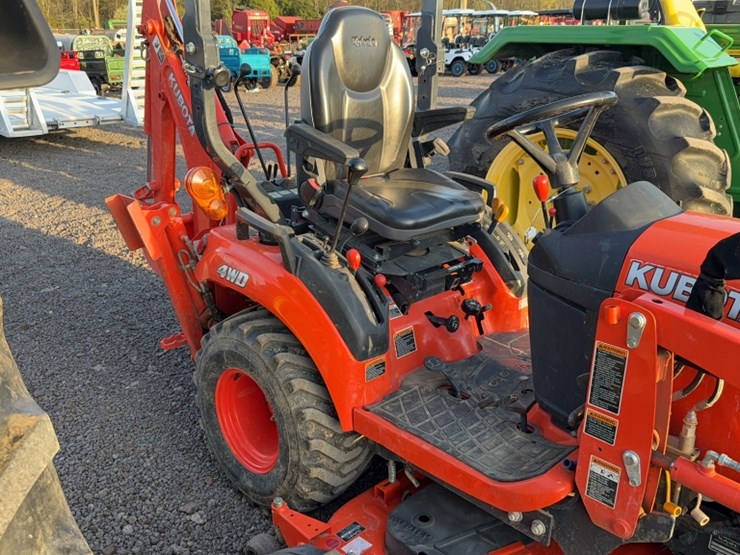 #3028-•-kubota-bx235-tractor-image-4