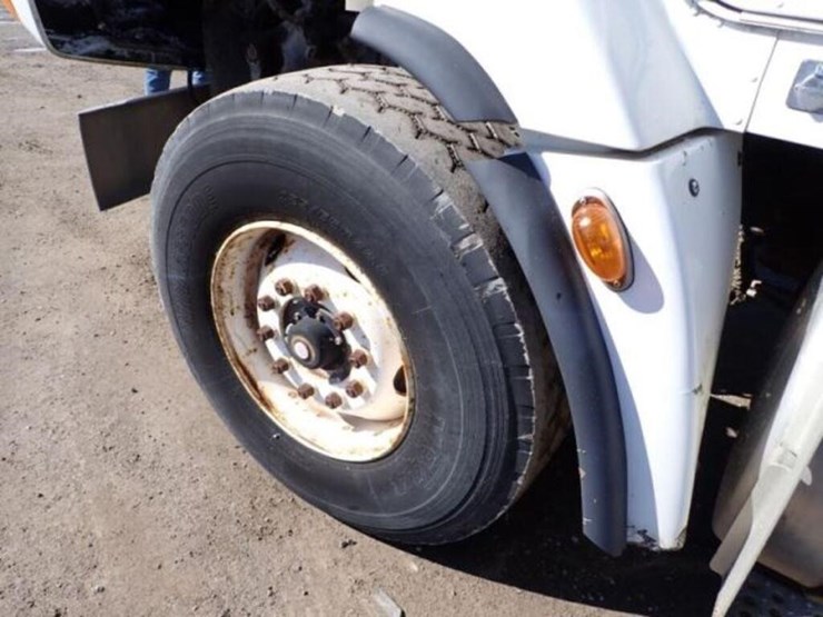 2001-freightliner-fld112-image-35