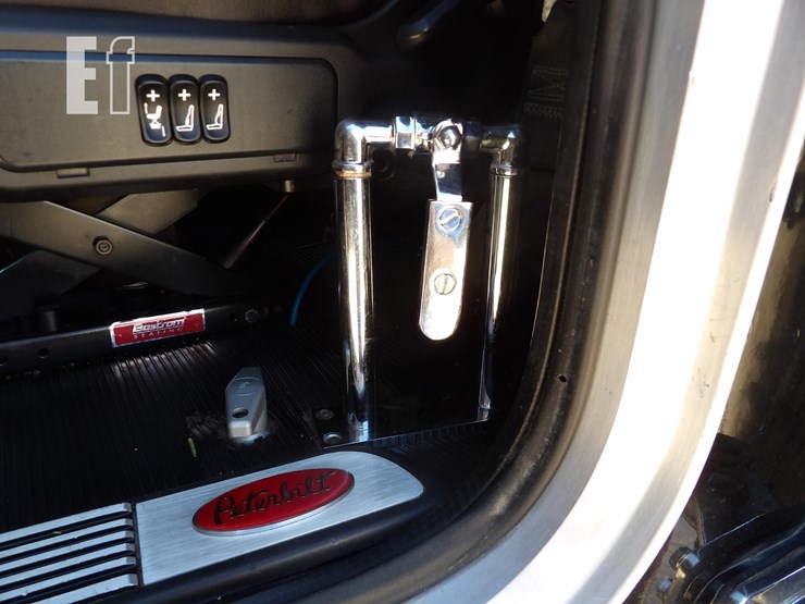 2008-peterbilt-389-image-34